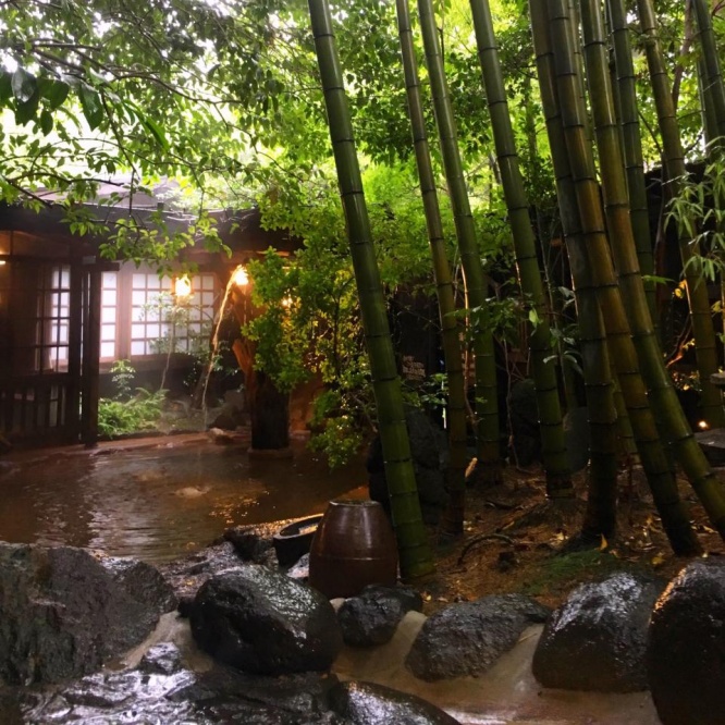 竹林に囲まれた露天風呂