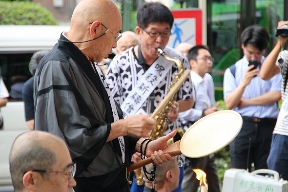末井さんはサックスで参加