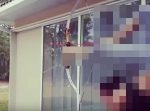 凄ワザ！　スタイル抜群の女性がとんでもない姿勢で弓矢を放つ。