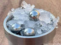 水に浮かばないし沈まない。まったく新しいタイプの氷を作成。宇宙で自然形成されている可能性も