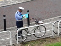 警察官に扮した男が...。画像はイメージです（spinster cardiganさん撮影、flickrより）