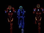大勢の光るアイアンマン！　ウクライナのキッズチームによるLEDダンス！