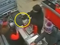 世はまさに世紀末なのか？強盗に拳銃を突きつけられてもまったく動じない店員と客のいる店