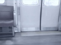 「電車に乗ってた〝関わりたくないタイプ〟の子供グループ。松葉杖の夫がドアの前で立ってたら...」（千葉県・50代女性）