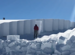イエローストーン国立公園に２メートル以上の雪が！職人技で雪下ろしをする男性