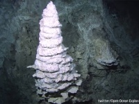 深海のロストシティと呼ばれる熱水噴出地域。海中で12万年間ガスを噴出し続ける
