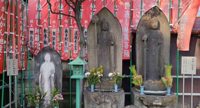 際立つ白さの「かんかん地蔵」