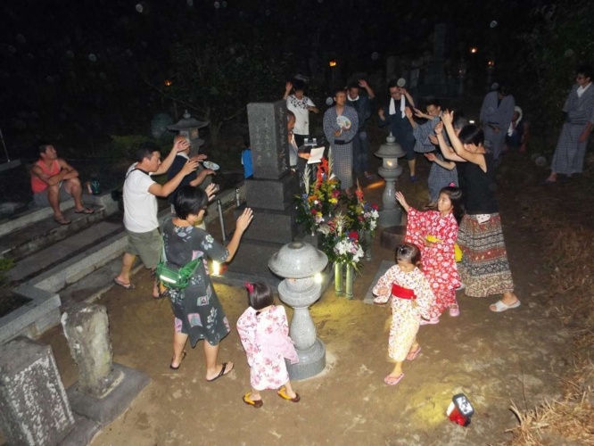 陸上の墓踊り。子供が浴衣を着て参加している（画像提供：岩美町）