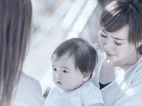 「赤ちゃんを抱いて電車に乗ったら、中年女性が近付いてきて...。言われた言葉にボロボロ涙が」（神奈川県・50代女性）