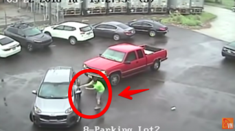 浮気の報復か？「俺の彼女と浮気しただろう！」と叫びながら大型ハンマーで車を粉砕する男性(アメリカ)