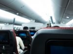 「私は神だ。世界を救うために現れた」と話す迷惑な男が飛行機内に現れる！