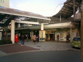 京都駅から1駅、約5分で到着する山科駅（Onagadoriさん撮影、Wikimedia Commons