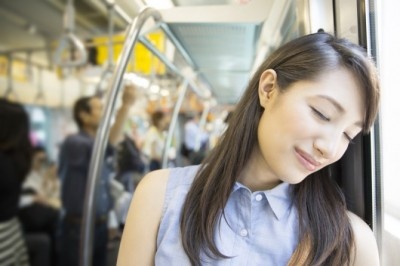 うそ、○○しはじめた……!?　彼女の電車の中での行動に引いた経験・5選