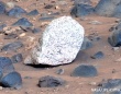 こ、これは！？火星で1つだけ異常に明るい謎の岩をNASAの探査車が発見