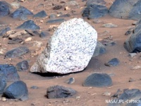 こ、これは！？火星で1つだけ異常に明るい謎の岩をNASAの探査車が発見