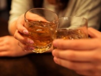 お持ち帰りしちゃうよ!?　男子がかわいいと思った女子の酔っ払い仕草4選