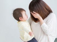 「静かな電車の中でしゃべり続ける私の赤ちゃん。必死にあやしていたら、1人のキャリアウーマンが...」（茨城県・40代女性）