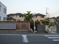 「オムロン発祥の地」石碑（Atelier Verdeさん撮影、Wikimedia Commons