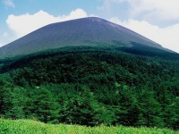 浅間山と噴煙（Alpsdakeさん、1996年9月撮影、Wikimedia Commons