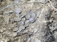 2000年以上前の古代ローマ銀貨をハイカーが大量に発見。兵士が埋めた秘密の埋蔵金か？