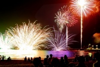 花火師はいつどこで練習しているの？夏の夜空を彩る花火トリビア
