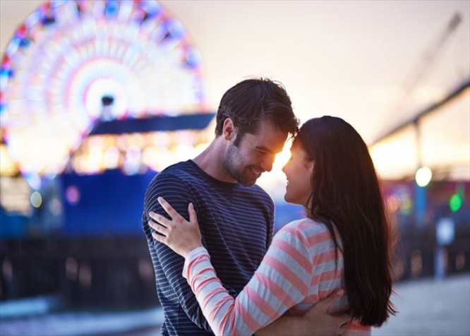 romantic couple near santa monica pier
