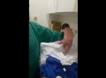 この赤ちゃん、生まれてすぐなのに歩いてるんだが…
