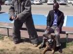 ナイフで攻撃してきた男。エリート犬の反応速度がハンパない!!