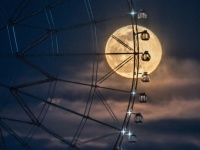 【幻想的！】大きな満月と観覧車を写した夜景がロマンチックと話題に