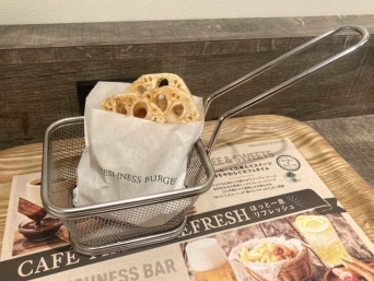 LINEクーポンでお得に！フレッシュネスバーガーの隠れた名品「れんこんフライ」がヘルシーで美味しい！