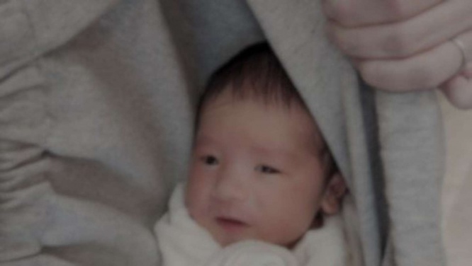 赤ちゃんはスリングにすっぽり（画像はphotoAC）