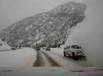 目前に迫る恐怖！　ドラレコが捉えた、雪崩がドライブ中の車を襲う映像。