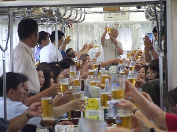 イベント列車「納涼ビール列車」の車内風景(画像提供:平川市)