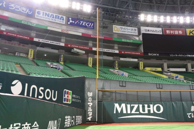 福岡PayPayドームのレフト側ファウルポール(写真提供：福岡ソフトバンクホークス)