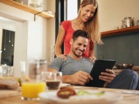 もう帰って!?　食事中にタブレットを使い始める男性は「アリ」or「ナシ」？⇒約7割が〇〇！