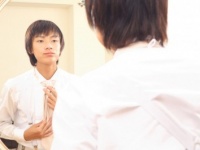 決め顔はやめて！　鏡を見るたび髪型を気にする男性への女性の本心