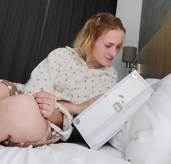 ブリーフケースと結婚した女性