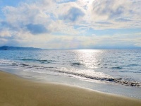 砂浜で浴びる紫外線はどれくらい？（画像はイメージ）
