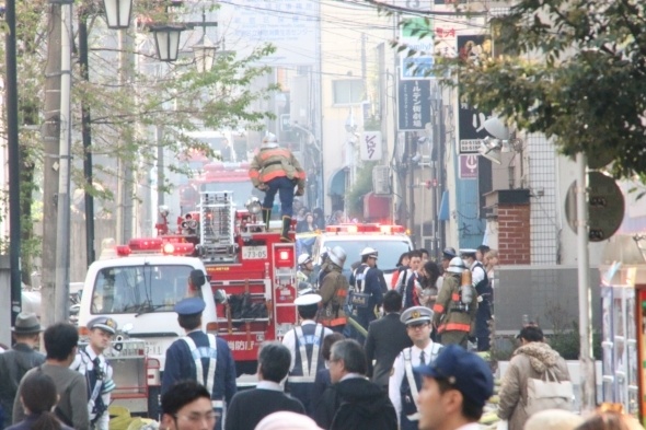 消火活動が続く規制線の向こう