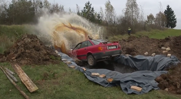 【検証】「コーラでサビが取れる」という噂は本当なのか！？　実際にコーラのプールに車で突っ込んだおじいちゃん