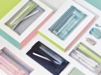 バッグの中で場所を取らない！　コクヨから2ポケット仕様のメッシュペンケース「スリッシュ」発売