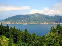 牡鹿半島より望む金華山（Kumamushiさん撮影、Wikimedia Commonsより）