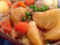 「肉じゃが」は家庭料理の定番（画像はイメージ）