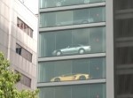 規格外なシンガポールの“超巨大クルマ自販機”に仰天！