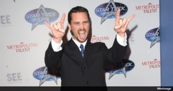 『新スター・トレック』出演者が、宇宙艦隊の制服姿で『スター・ウォーズ／最後のジェダイ』を鑑賞!?