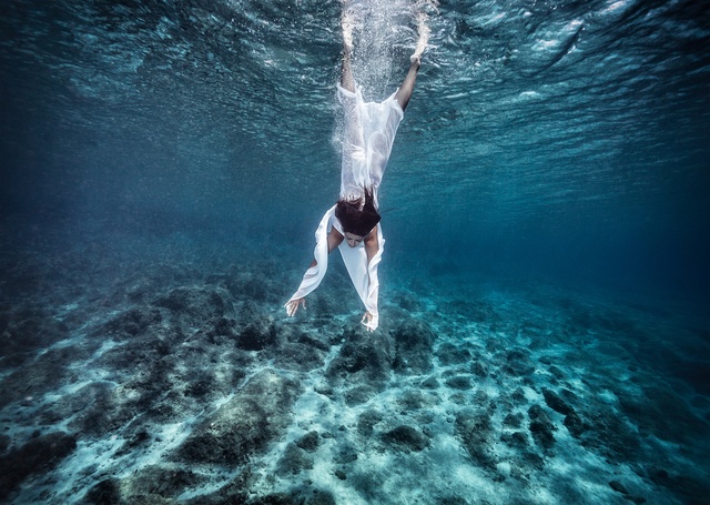 Fashionable model dive into the water