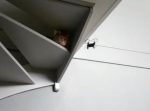 階段でくつろぐ猫のもとにドローンが。 → その後猫は…？