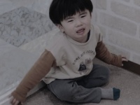 「薬局で泣いて癇癪を起こした2歳の子供。イライラしながら対応する私に、隣に座ってた子の母親が...」（30代女性）