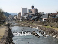 高山市内、弥生橋より宮川を望む（Bernard Gagnonさん撮影、Wikimedia Commons