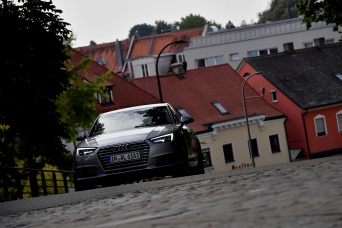 黄色のドイツ車御三家の中でも知的なイメージのアウディ・A4セダン/アバント！Cクラス・3シリーズなど競合モデルとサイズ・燃費・価格を徹底比較！